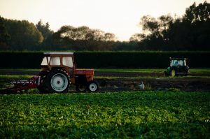 Imagem de plantação com veículo agrícola equipado com cabine para tratores